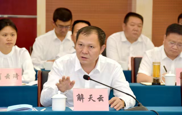 做優(yōu)環(huán)境 破解瓶頸 迅速掀起民營(yíng)經(jīng)濟(jì)發(fā)展新熱潮——宣威市召開(kāi)民營(yíng)經(jīng)濟(jì)高質(zhì)量發(fā)展暨服務(wù)企業(yè)大會(huì)