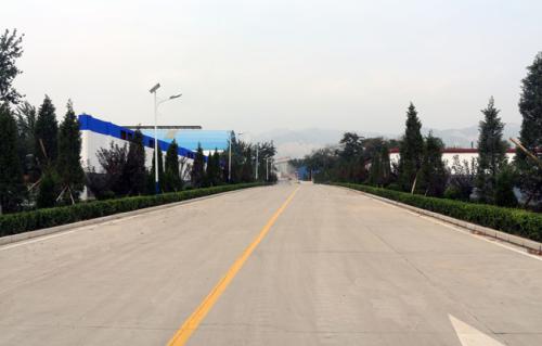 廠(chǎng)區(qū)馬路，雨污水管道，綠化，停車(chē)位